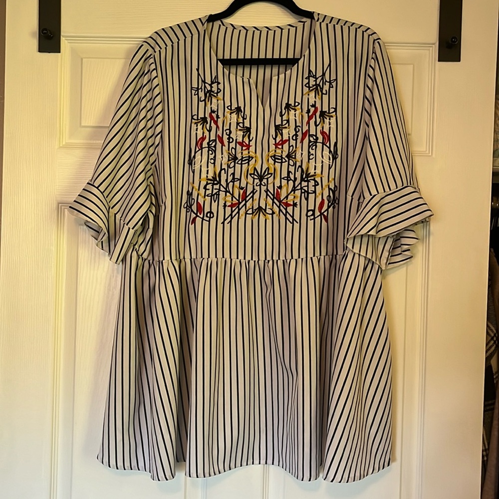 Shein curve black and white blouse with embroidered design